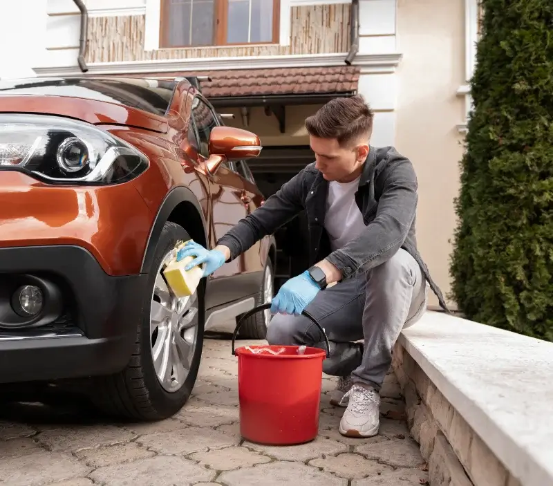 Lavage auto à domicile Génébrières : professionnel intervenant sur un véhicule
